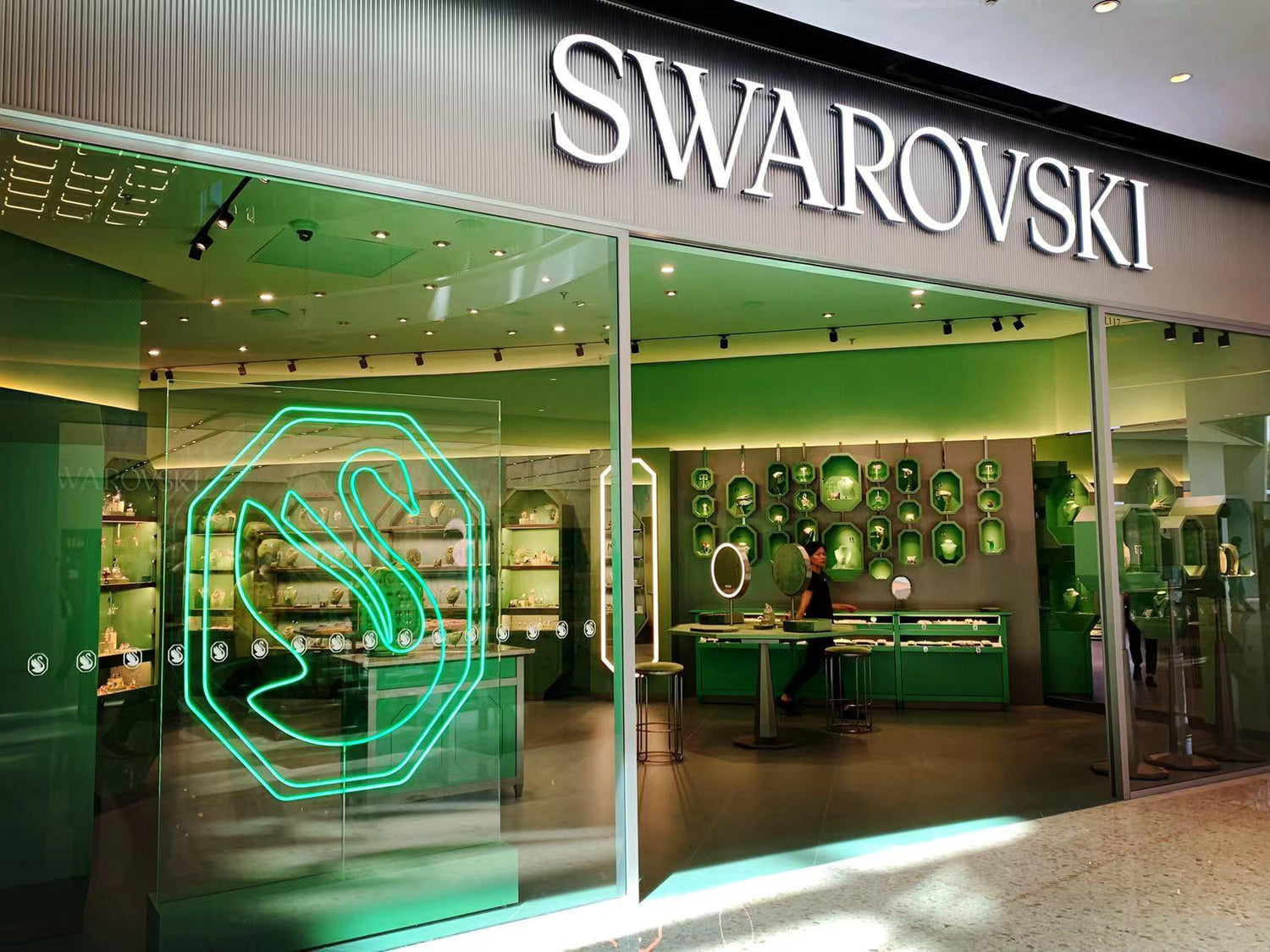 SHOW CASE | GREEN NEON SIGN LOGO FOR SWAROVSKI RETAIL IN IGC