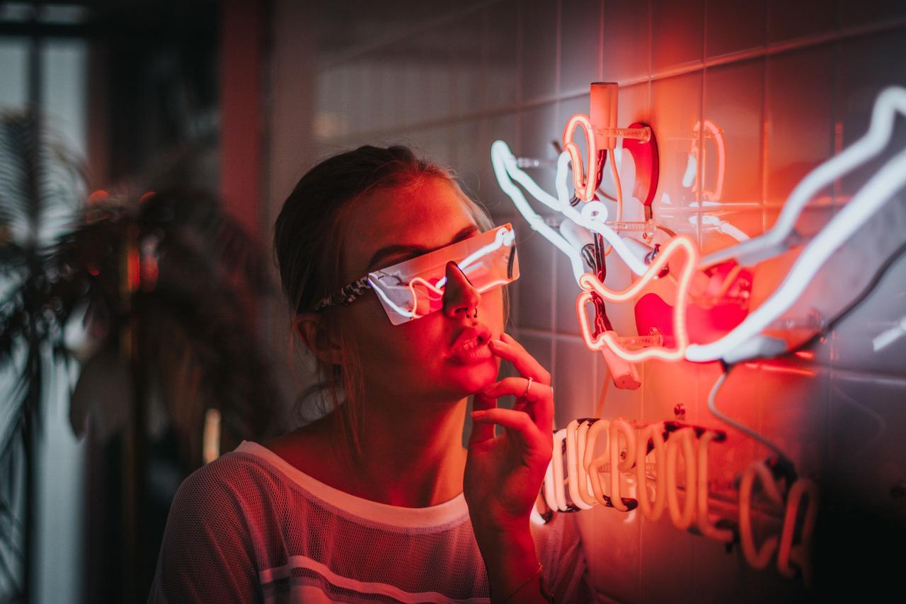 Exploring the Lighting Principles of Traditional and LED Neon Lights - NeonsignLife