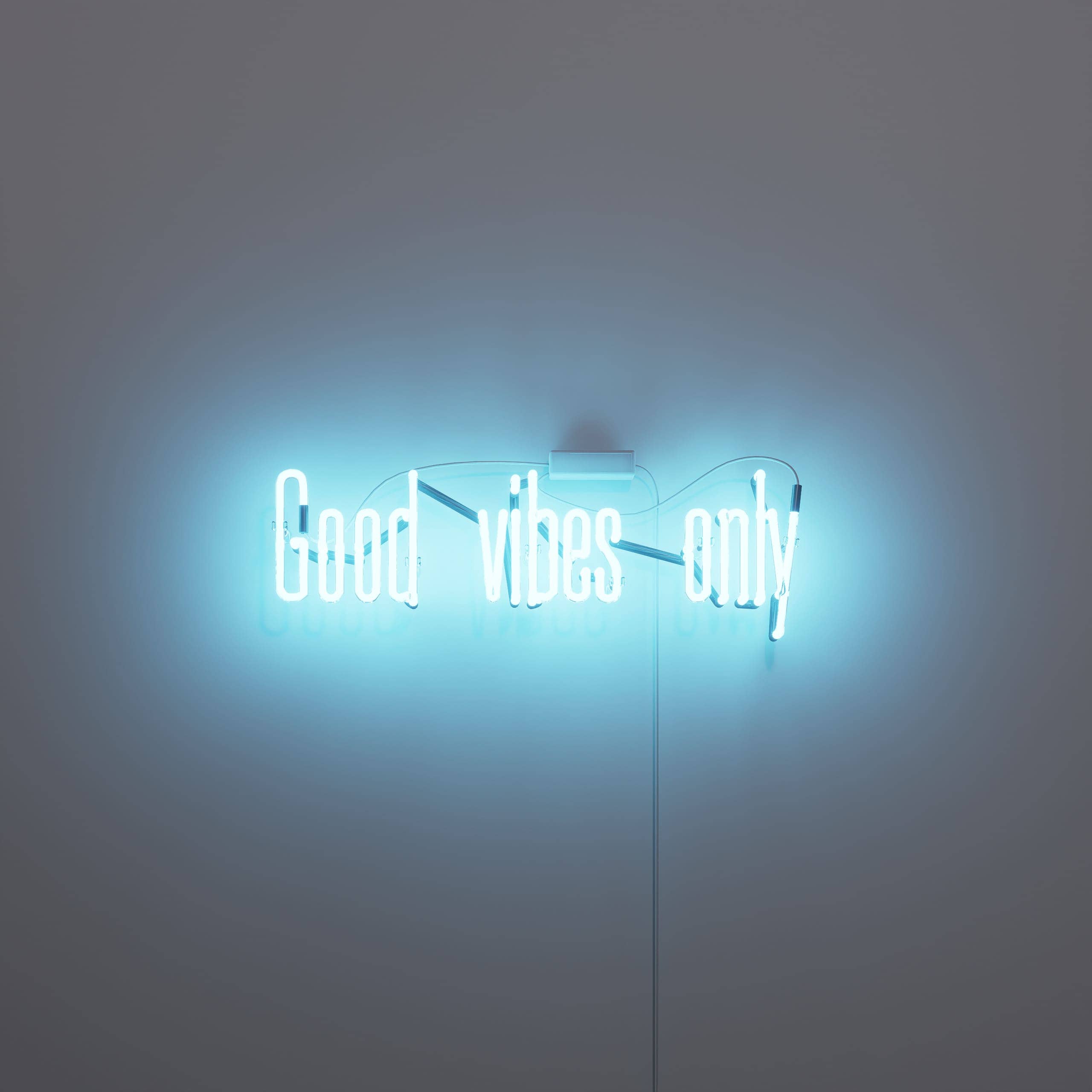 vintage-neon-signs-embrace-'good-vibes-only'