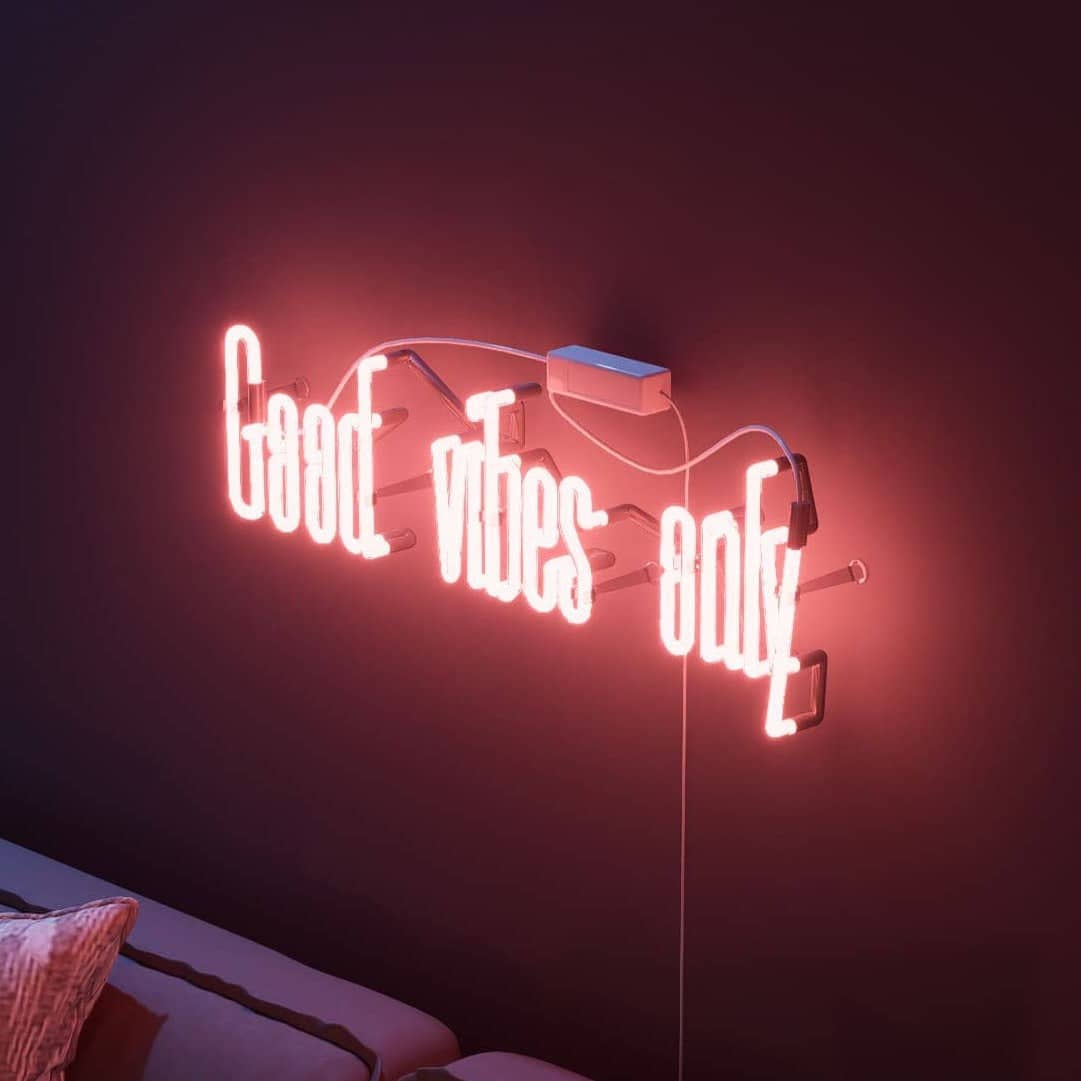 vintage-neon-signs-capture-the-essence-of-'good-vibes-only'