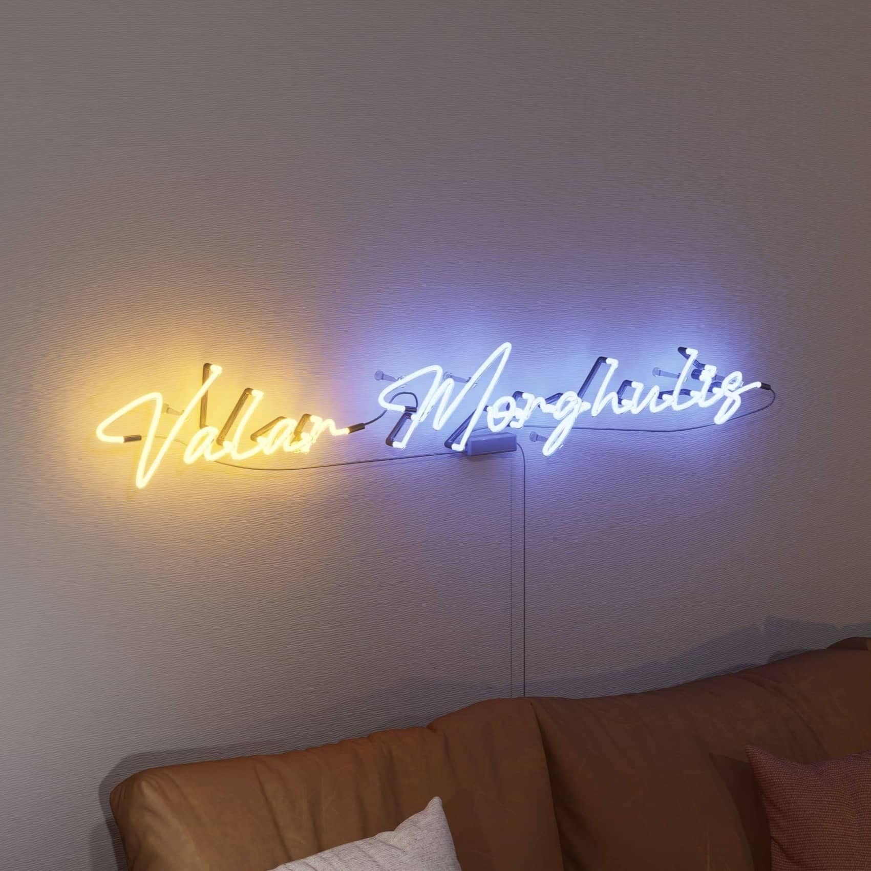 vintage-neon-signs-capture-the-essence-of-'valar-morghulis'