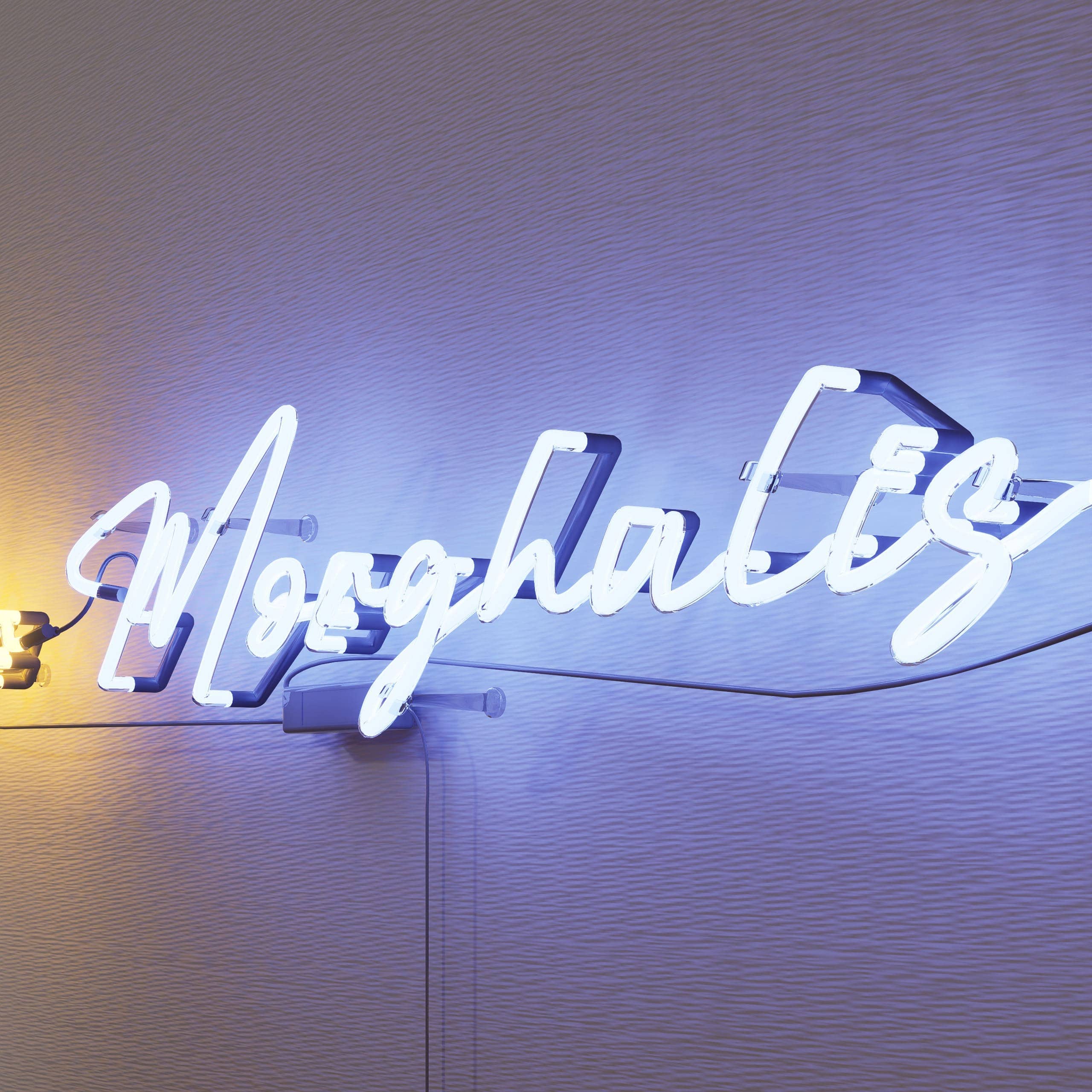 vintage-neon-signs-inspire-with-'valar-morghulis'